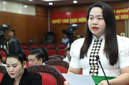 Đại biểu Lường Thị Huyền, Tổ đại biểu số 4 đặt câu hỏi chất vấn đối với đồng chí Phó Chủ tịch Ủy ban nhân dân tỉnh Sơn về việc thực hiện Công điện số 65/CĐ-TTg của Thủ tướng Chính phủ. 