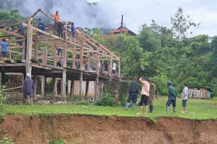 Trước ảnh hưởng do mưa lớn kéo dài, Công an xã Mường Chiên và lực lượng tại chỗ đã hỗ trợ người dân di chuyển tới nơi an toàn.