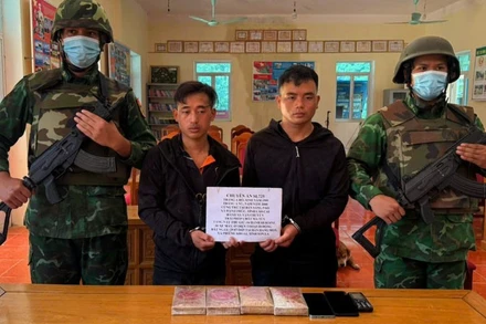 Hai đối tượng cùng tang vật.