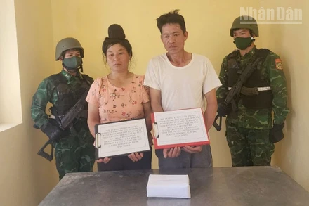 Đối tượng Lường Văn Ngoan và Tòng Thị Mầng cùng tang vật.