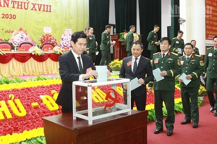 Các đại biểu tham gia bỏ phiếu bầu Ban Chấp hành Đảng bộ Quân sự tỉnh khóa XVIII.