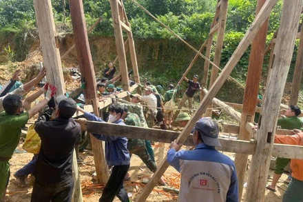 Phường Chiềng Cơi huy động các lực lượng di dời nhà cửa, tài sản của 4 hộ dân ra khỏi khu vực có nguy cơ sạt lở nghiêm trọng. (Ảnh: NGUYỄN THẢN)