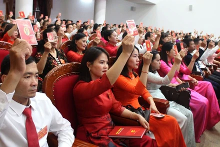 Các đại biểu biểu quyết thông qua chương trình tại Đại hội.