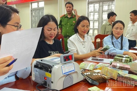 Cán bộ xã Gia Phù lên danh sách và chuyển tiền cho các tổ công tác để phát đến tay người dân tại 28 bản.