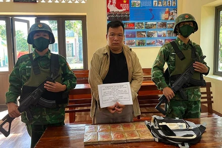 Đối tượng Tòng Văn Quý cùng tang vật tại cơ quan chức năng.