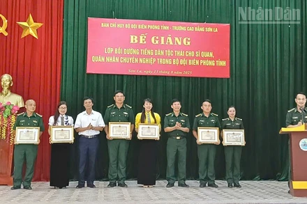 Ban tổ chức lớp học trao Giấy khen cho giảng viên và học viên đã có thành tích tốt trong việc giảng dạy và học tập tại khóa học.