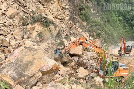 Sở Xây dựng đang huy động phương tiện khẩn trương khắc phục khu vực bị sạt lở trên tuyến Quốc lộ 4G đoạn qua xã Sốp Cộp.