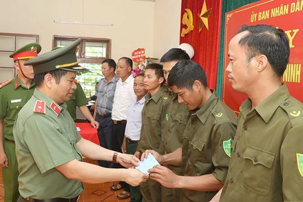 Đồng chí Giám đốc Công an tỉnh Sơn La trao quà cho các cá nhân và tập thể.