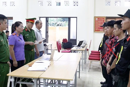 Cơ quan Cảnh sát điều tra, Công an tỉnh Sơn La thi hành các quyết định tố tụng với các đối tượng khai thác vàng trái phép tại xã Gia Phù.