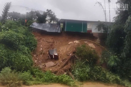 Tại xã Tô Múa, có 6 hộ dân bị ảnh hưởng, trong đó 3 nhà tốc mái, 1 hộ phải di chuyển khẩn cấp do sạt ta-luy và 2 hộ bị đất đá tràn vào nhà. (Ảnh: Người dân cung cấp)