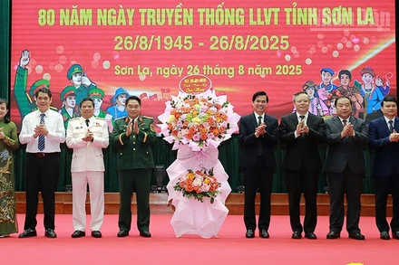 Đồng chí Bí thư Tỉnh ủy Sơn La và các đồng chí trong Ban Thường vụ Tỉnh ủy tặng hoa chúc mừng lực lượng vũ trang tỉnh Sơn La.