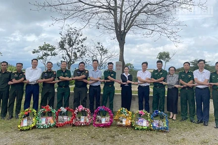 Công an huyện Xiềng Khọ và Đại đội 213, Bộ Chỉ huy Quân sự tỉnh Hủa Phăn đến chúc mừng cán bộ, chiến sĩ đồn Biên phòng Chiềng On tại cột Mốc 230.