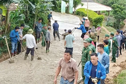 Bộ đội Biên phòng Sơn La và các lực lượng tham gia làm đường vào điểm trường mầm non Hua Bó và tiểu học Phiêng Pằn.