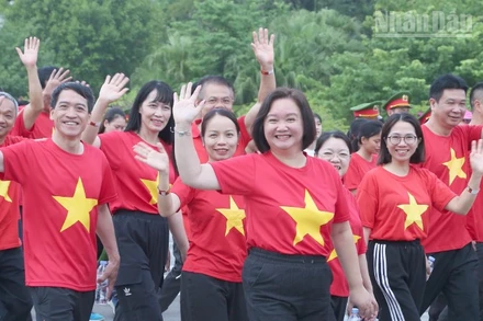 Tại Quảng trường Tây Bắc, phường Tô Hiệu, tỉnh Sơn La, chương trình đã thu hút hơn 4.000 người thuộc các lực lượng, lứa tuổi tham gia đi bộ.