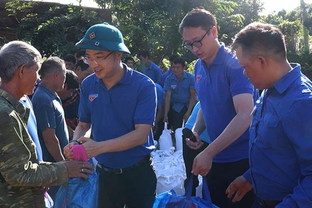 Đồng chí Nguyễn Tường Lâm, Bí thư Ban Chấp hành Trung ương Đoàn trao quà cho nhân dân bản Púng Khương, xã Huổi Một.