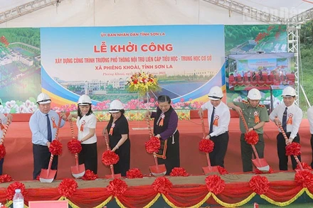 Các đại biểu thực hiện nghi lễ khởi công xây dựng Trường phổ thông nội trú liên cấp Tiểu học-Trung học cơ sở Phiêng Khoài, tỉnh Sơn La.