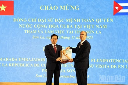Đại sứ đặc mệnh toàn quyền nước Cộng hòa Cuba tại Việt Nam tặng quà lưu niệm cho tỉnh Sơn La.