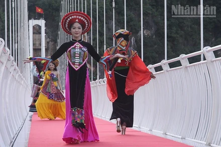 Các thí sinh tham gia tại phần thi trình diễn trang phục các dân tộc tại Cầu kính Bạch Long dài nhất thế giới.