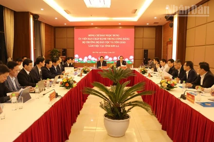 Đoàn công tác của Bộ Dân tộc và Tôn giáo do đồng chí Đào Ngọc Dung làm Trưởng đoàn, đã thăm và làm việc với tỉnh Sơn La. 