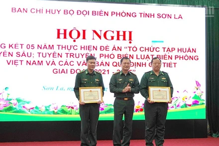 Tặng giấy khen cho các tập thể và cá nhân có thành tích trong công tác triển khai và tuyên truyền Luật Biên phòng Việt Nam.