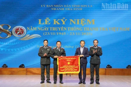 Đồng chí Nguyễn Đình Việt, Phó Bí thư Tỉnh ủy, Chủ tịch Ủy ban nhân dân tỉnh Sơn La tặng bức trướng của Ủy ban nhân dân tỉnh cho Thanh tra tỉnh Sơn La.