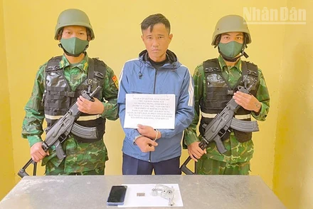 Đối tượng Ngần Văn Quỳnh cùng tang vật tại cơ quan chức năng.