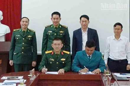 Ký kết biên bản bàn giao chức trách, nhiệm vụ của Chỉ huy trưởng Ban Chỉ huy Quân sự xã Chiềng Sơn.