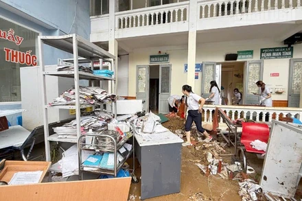 Nước bất ngờ tràn vào, đã gây ngập nhiều khoa, phòng cùng các thiết bị của Bệnh viện đa khoa khu vực Vân Hồ, cơ sở Thảo Nguyên. (Ảnh: THANH VÂN)