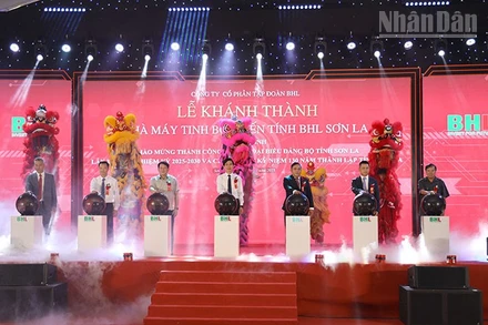 Các đại biểu thực hiện nghi thức tại Lễ khánh thành Nhà máy tinh bột biến tính BHL Sơn La.