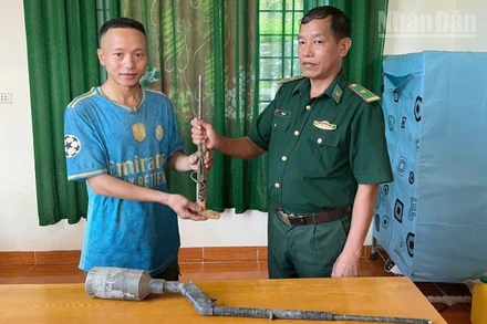 Ông Thào Bả BLồng, bản Bua Hin, xã Mường Hung đã tự nguyện trao nộp 2 khẩu súng tự chế. 