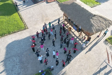 Giữa Quảng trường Tây Bắc là khu vực giới thiệu không gian văn hóa dân tộc Lào-Khơ Mú.