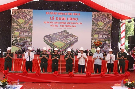 Các đại biểu thực hiện nghi lễ khởi công dự án xây dựng Trường nội trú liên cấp tiểu học-trung học cơ sở xã Phiêng Pằn.