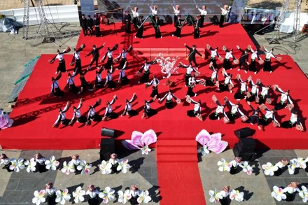 Liên hoan nghệ thuật xòe Thái tỉnh Sơn La lần thứ 2 được tổ chức tại sân Ao cá Bác Hồ, Quảng trường Tây Bắc. 