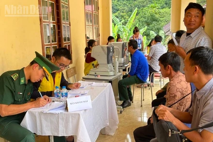 Bộ đội Biên phòng Sơn La phối hợp hướng dẫn cho nhân dân đăng ký khám bệnh.
