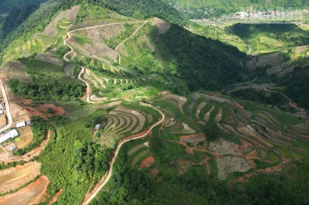 Nhìn từ trên cao, đường lên bản Huổi Có, xã Mường La như sợi chỉ vắt trên những triền núi.