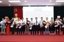Đồng chí Lò Minh Hùng, Phó Bí thư thường trực Tỉnh ủy Sơn La tặng hoa chúc mừng các cơ quan báo chí Trung ương và địa phương.