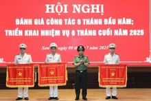 Thừa ủy quyền của Thủ tướng Chính phủ, Giám đốc Công an tỉnh Sơn La trao Cờ thi đua Chính phủ cho các tập thể có thành tích xuất sắc.