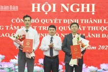 Đồng chí Đặng Ngọc Hậu, Phó Chủ tịch Ủy ban nhân dân tỉnh Sơn La đã trao quyết định về công tác cán bộ.