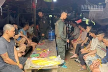 Lực lượng công an khống chế, bắt giữ các đối tượng khai thác vàng trái phép tại xã Gia Phù, tỉnh Sơn La.