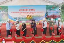 Các đại biểu thực hiện nghi lễ khởi công xây dựng Trường phổ thông nội trú liên cấp Tiểu học-Trung học cơ sở Phiêng Khoài, tỉnh Sơn La.