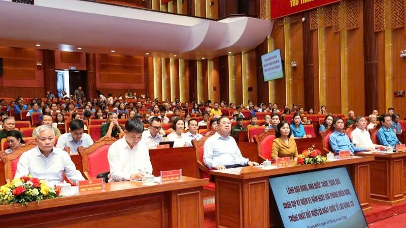 Phó Thủ tướng Phạm Gia Túc thăm, tặng quà Mẹ Việt Nam Anh hùng và người lao động Quảng Ninh