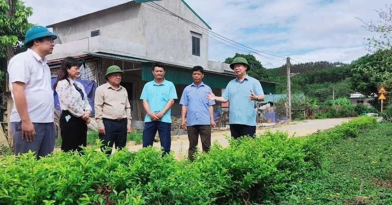 Lãnh đạo huyện Ba Chẽ trao đổi với nhân dân về sự cần thiết của việc xây dựng chính quyền địa phương 2 cấp.