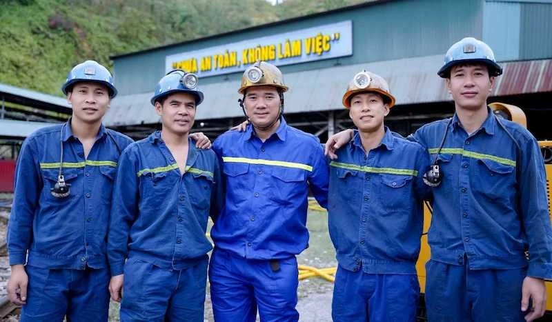 Thợ lò tiêu biểu, điển hình Phạm Đình Duẩn (người đứng giữa) với các đồng nghiệp.