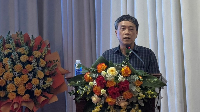 대령님, 시인 응우옌 빈 푸옹, 베트남 작가 협회 부회장이 연설했습니다. z7085743010167-3448730437c084e389c7d2eb26be72b1-6212.jpg