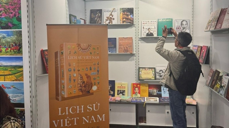 Bạn đọc tham quan khu vực trưng bày tác phẩm lịch sử. z7119967349538-c24b511cb863a705404a181b9273d4a8-6414.jpg
