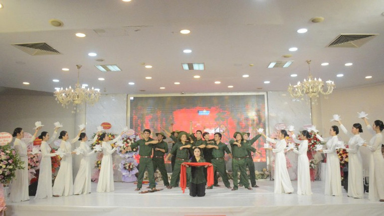 Trích đoạn sân khấu chuyển thể từ tác phẩm "Mưa đỏ" của nhà văn Chu Lai được các nghệ sĩ thể hiện xúc động và giàu hình tượng. z6926510029705-72e8ba0eab9967a89e3087bd8abf406e-3982.jpg