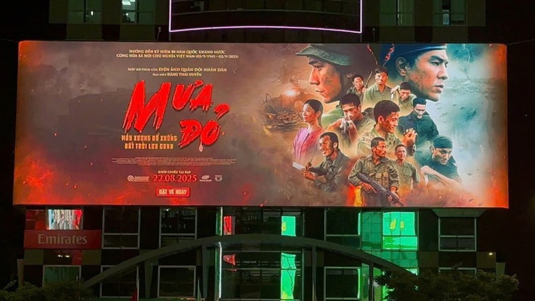 Das Filmplakat „Red Rain“ ist an vielen Stellen zu sehen. 533045598-24523671230562253-348275170918724374-n-6117.jpg