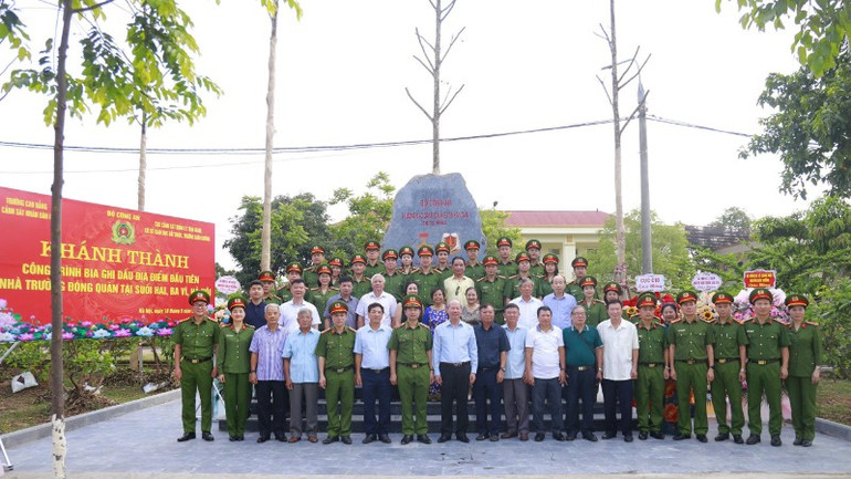 স্কুলের স্টেশনের প্রথম অবস্থান চিহ্নিত স্টিলের উদ্বোধন অনুষ্ঠান। anh-8-1-4901.jpg