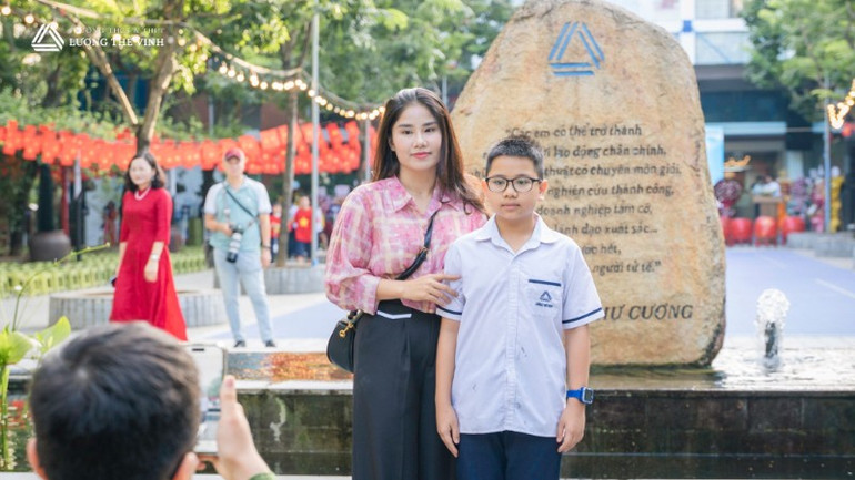Phụ huynh và học sinh có mặt từ rất sớm để lưu lại khoảnh khắc đầy ý nghĩa. 544735898-24921482904102959-5887029312097259676-n-5809.jpg