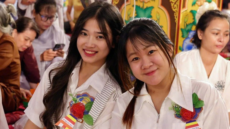 Những người trẻ cũng có dịp hiểu sâu sắc hơn về đạo Hiếu. 8-phat-tu-tre-ve-bao-thap-mandala-tay-thien-du-le-6679.jpg
